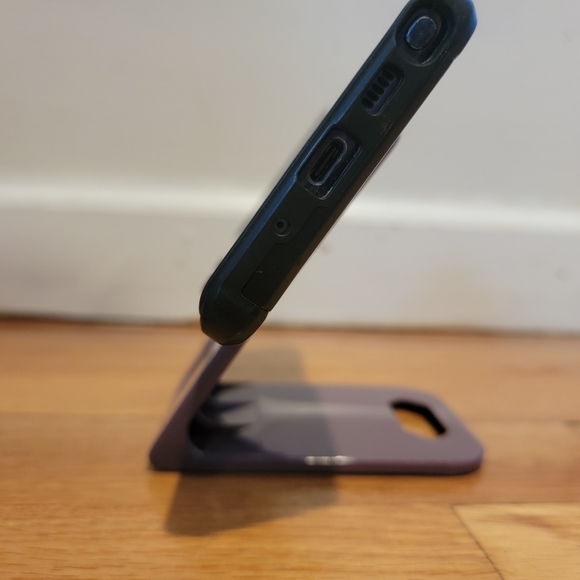 Phone holder for table or outlet - Picture 3 of 4